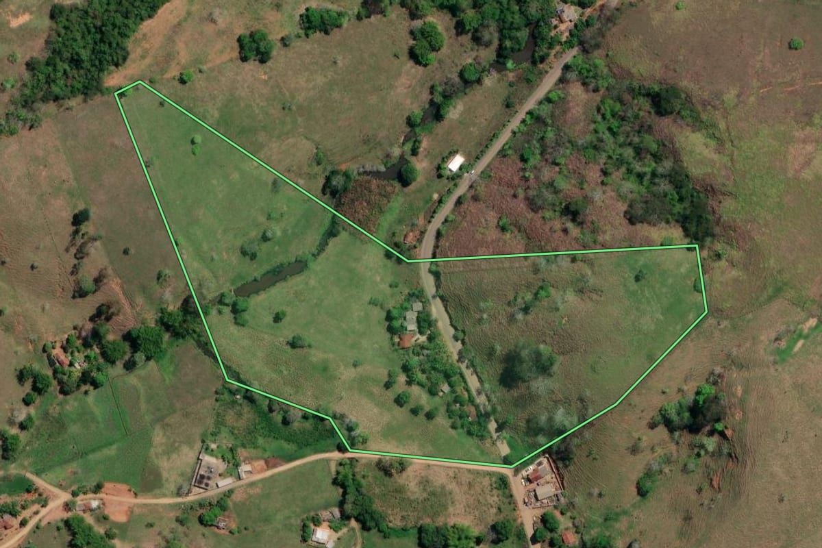 Imagem de satélite do imóvel rural em São José de Ubá (RJ), com o contorno declarado no CAR desenhado por cima.
