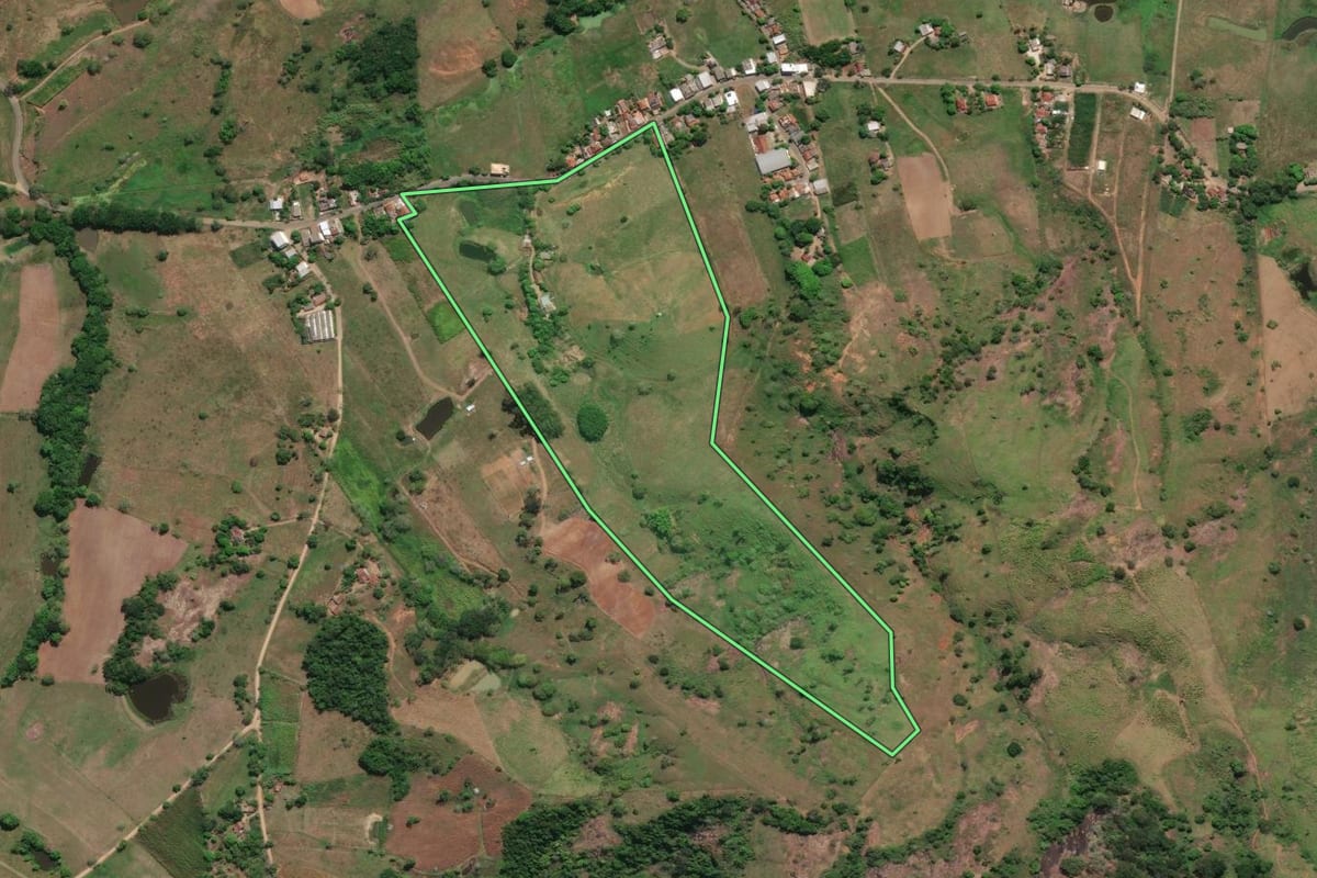 Imagem de satélite do imóvel rural em São José de Ubá (RJ), com o contorno declarado no CAR desenhado por cima.