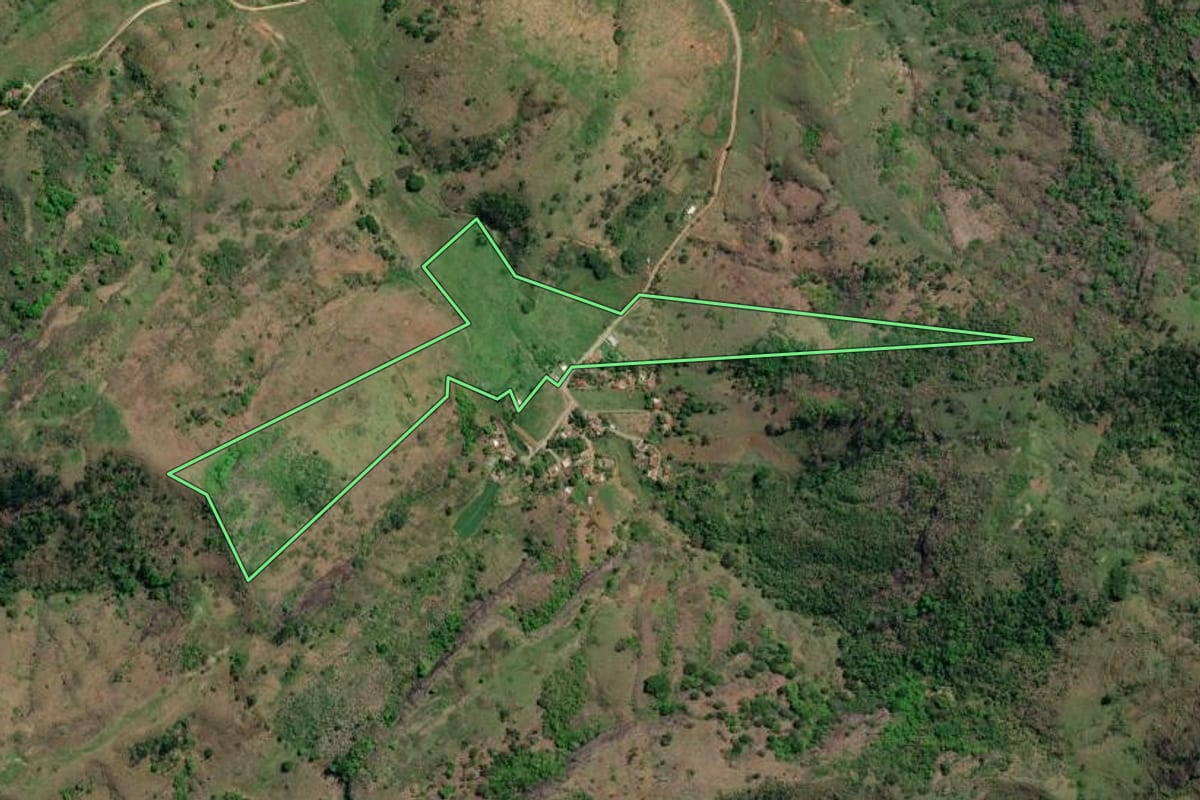 Imagem de satélite do imóvel rural em São José de Ubá (RJ), com o contorno declarado no CAR desenhado por cima.