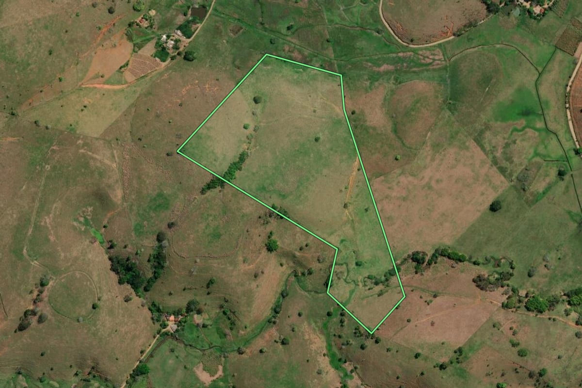 Imagem de satélite do imóvel rural em São José de Ubá (RJ), com o contorno declarado no CAR desenhado por cima.