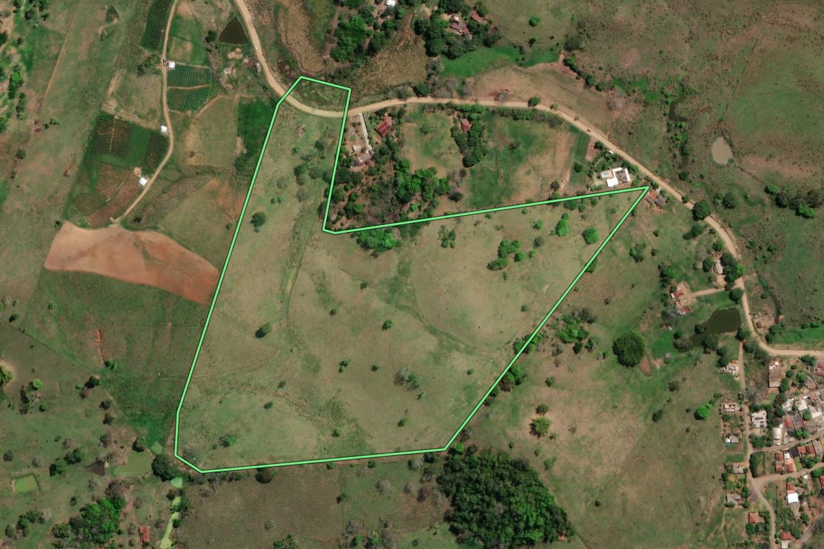 Imagem de satélite do imóvel rural em São José de Ubá (RJ), com o contorno declarado no CAR desenhado por cima.