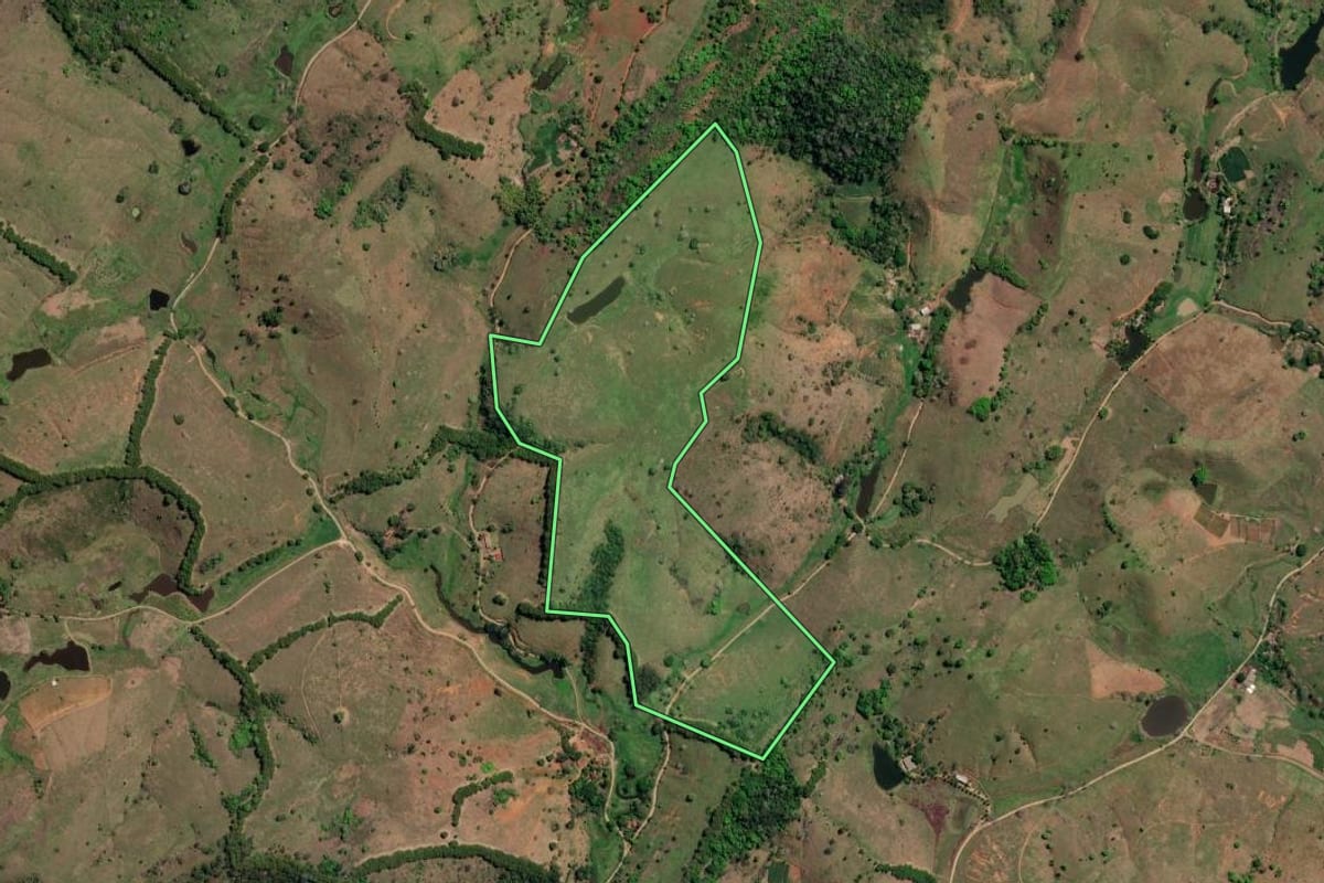 Imagem de satélite do imóvel rural em São José de Ubá (RJ), com o contorno declarado no CAR desenhado por cima.