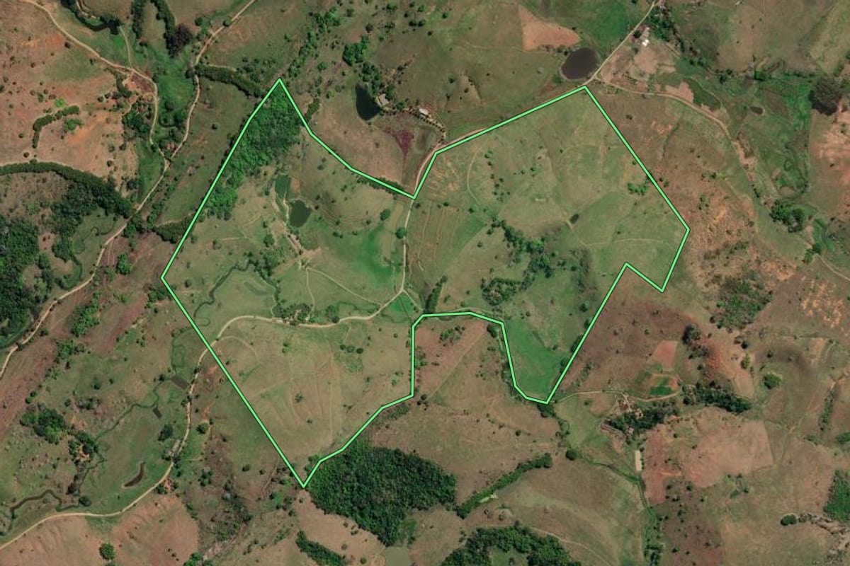 Imagem de satélite do imóvel rural em São José de Ubá (RJ), com o contorno declarado no CAR desenhado por cima.