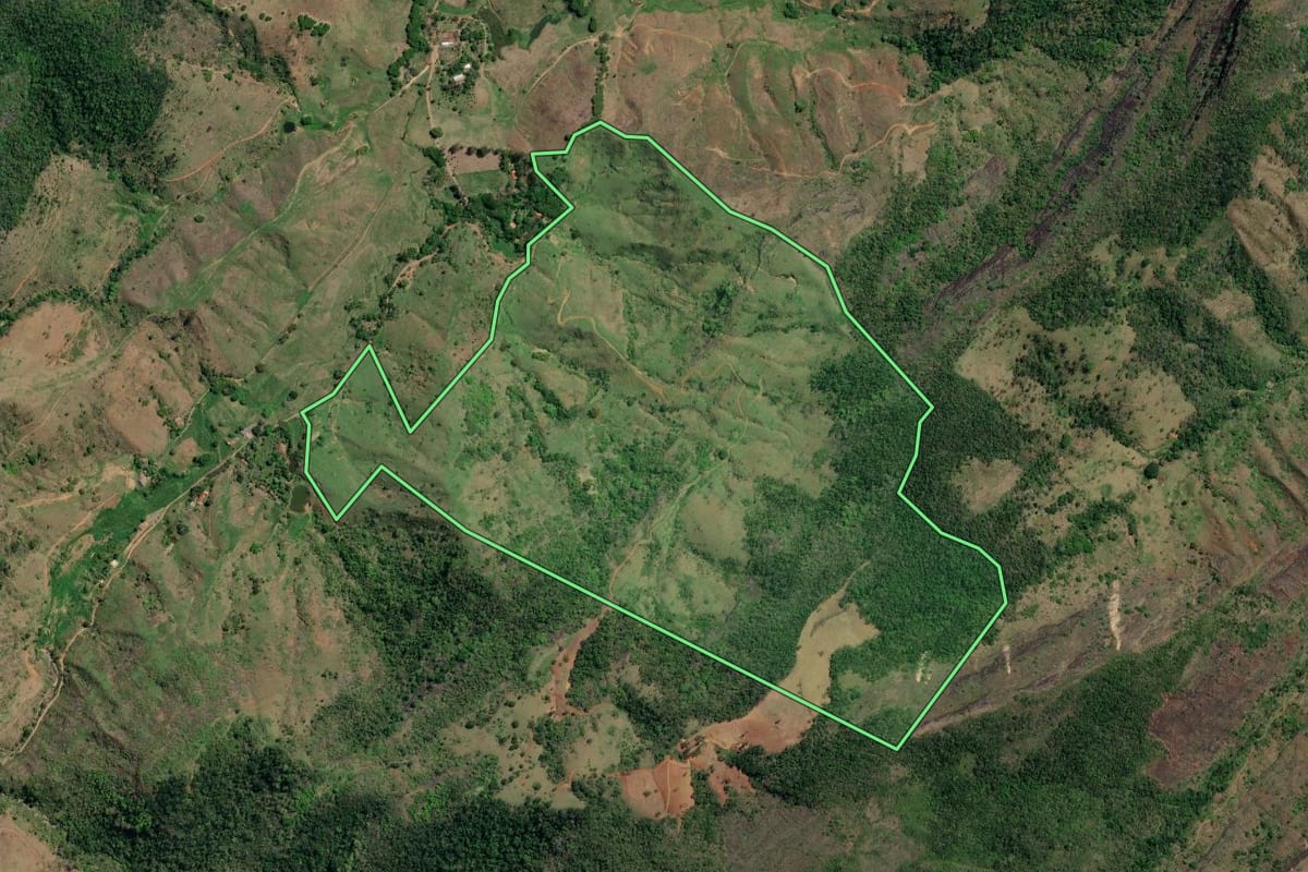 Imagem de satélite do imóvel rural em São José de Ubá (RJ), com o contorno declarado no CAR desenhado por cima.