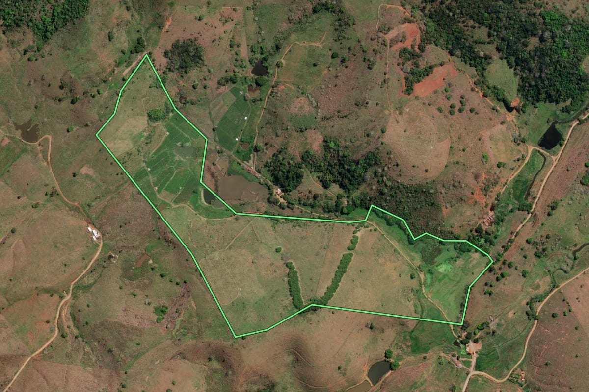 Imagem de satélite do imóvel rural em São José de Ubá (RJ), com o contorno declarado no CAR desenhado por cima.