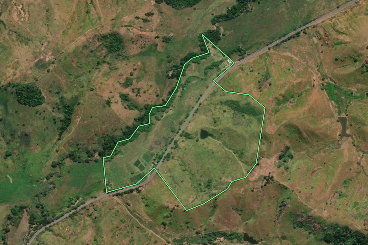 Imagem de satélite do imóvel rural em São José de Ubá (RJ), com o contorno declarado no CAR desenhado por cima.