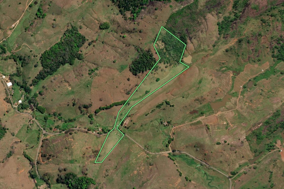 Imagem de satélite do imóvel rural em São José de Ubá (RJ), com o contorno declarado no CAR desenhado por cima.