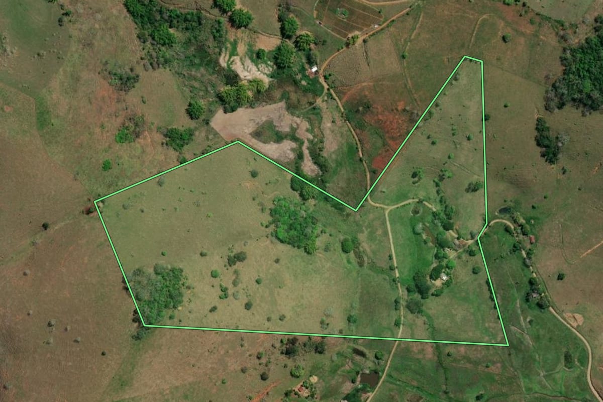 Imagem de satélite do imóvel rural em São José de Ubá (RJ), com o contorno declarado no CAR desenhado por cima.