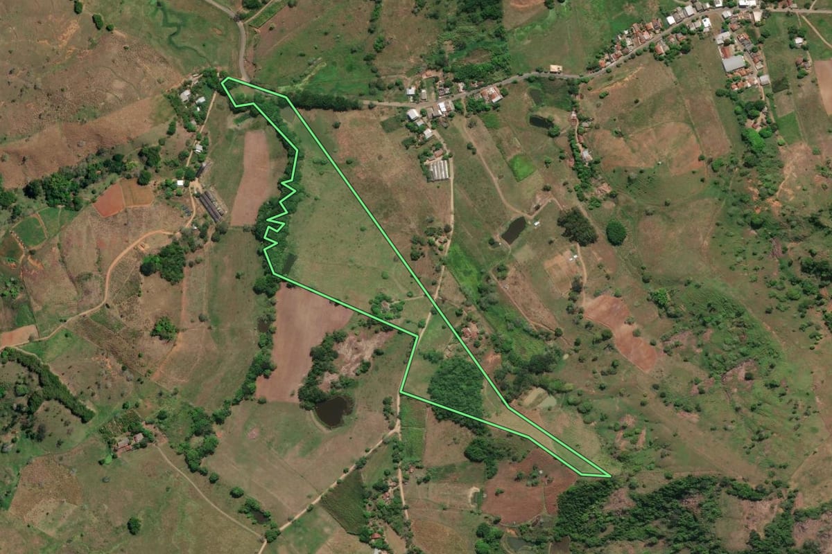 Imagem de satélite do imóvel rural em São José de Ubá (RJ), com o contorno declarado no CAR desenhado por cima.