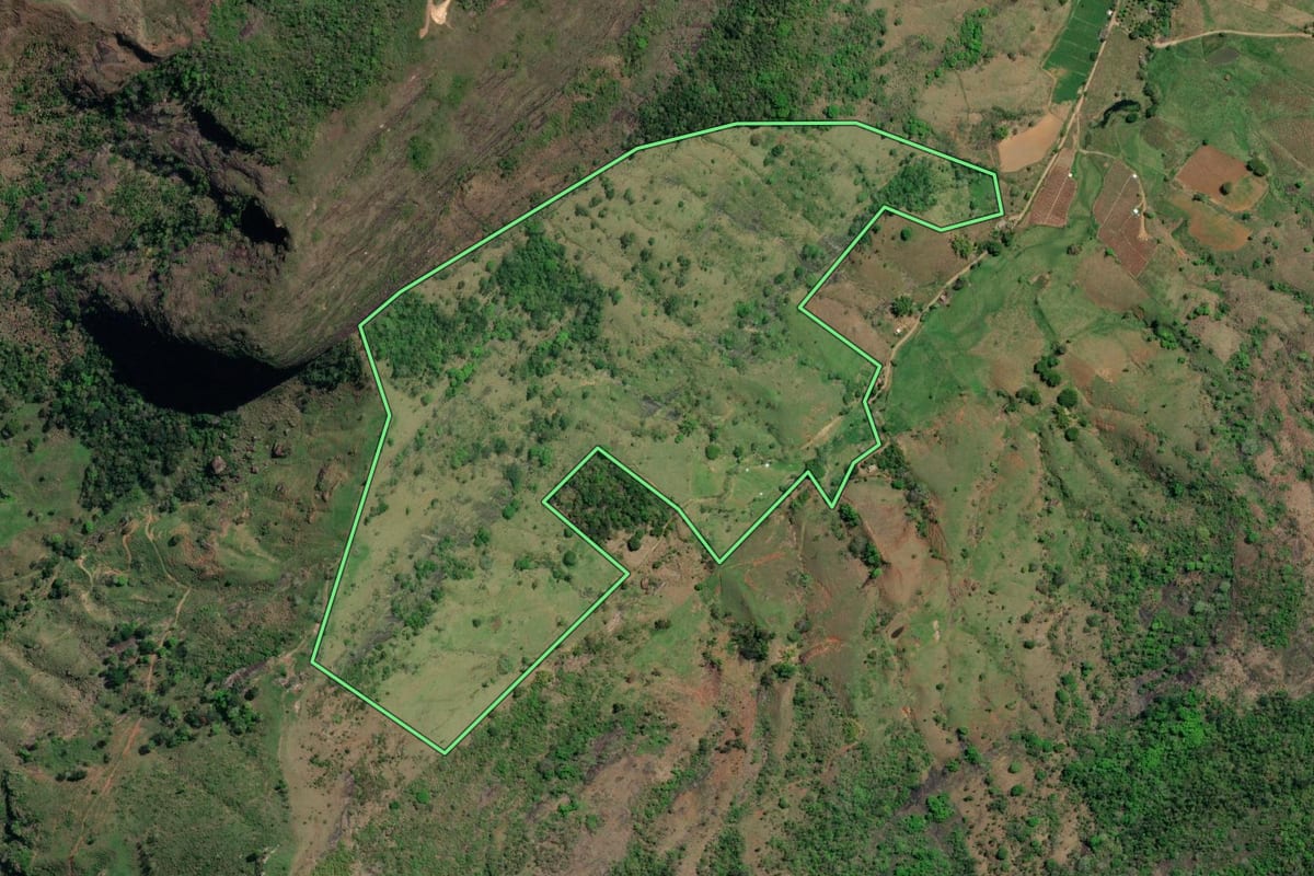 Imagem de satélite do imóvel rural em São José de Ubá (RJ), com o contorno declarado no CAR desenhado por cima.