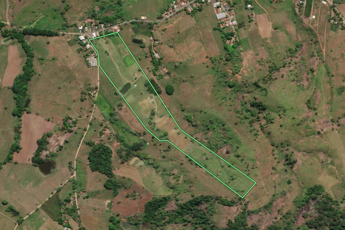 Imagem de satélite do imóvel rural em São José de Ubá (RJ), com o contorno declarado no CAR desenhado por cima.
