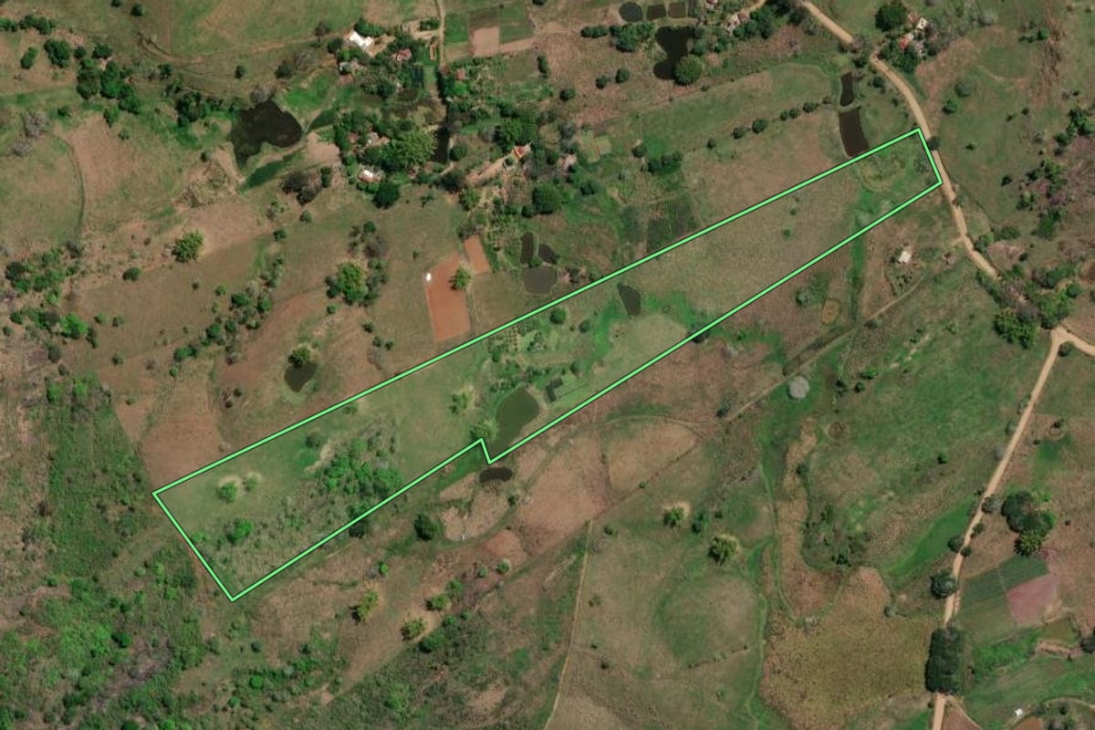 Imagem de satélite do imóvel rural em São José de Ubá (RJ), com o contorno declarado no CAR desenhado por cima.