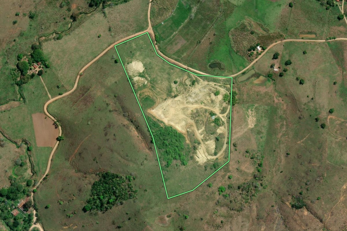 Imagem de satélite do imóvel rural em São José de Ubá (RJ), com o contorno declarado no CAR desenhado por cima.