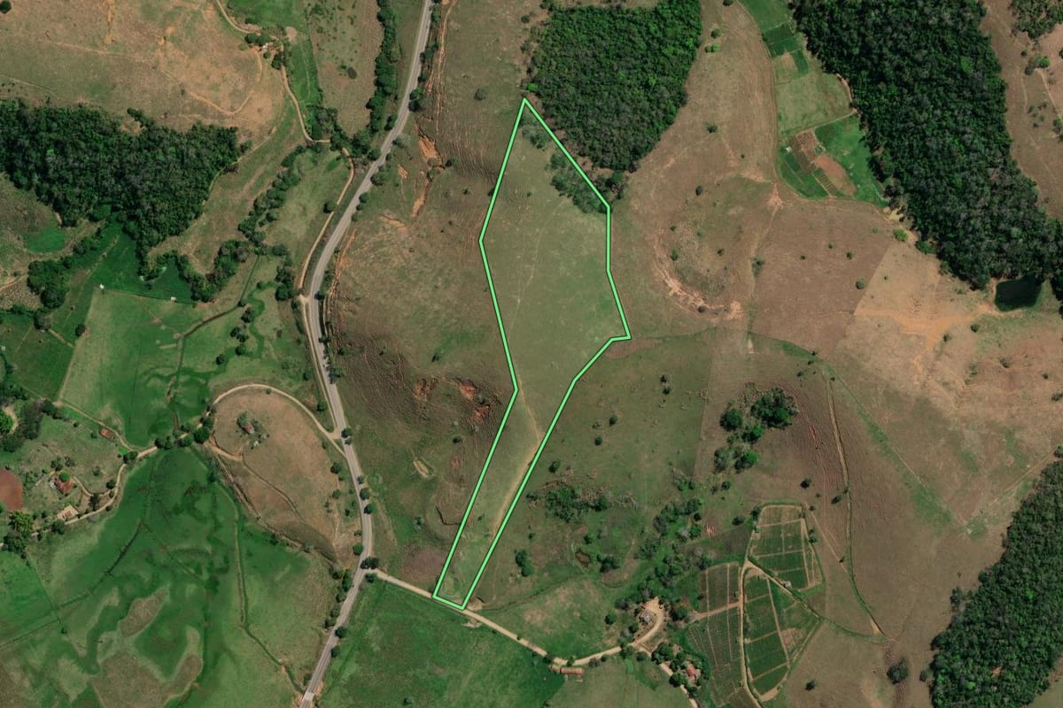 Imagem de satélite do imóvel rural em São José de Ubá (RJ), com o contorno declarado no CAR desenhado por cima.