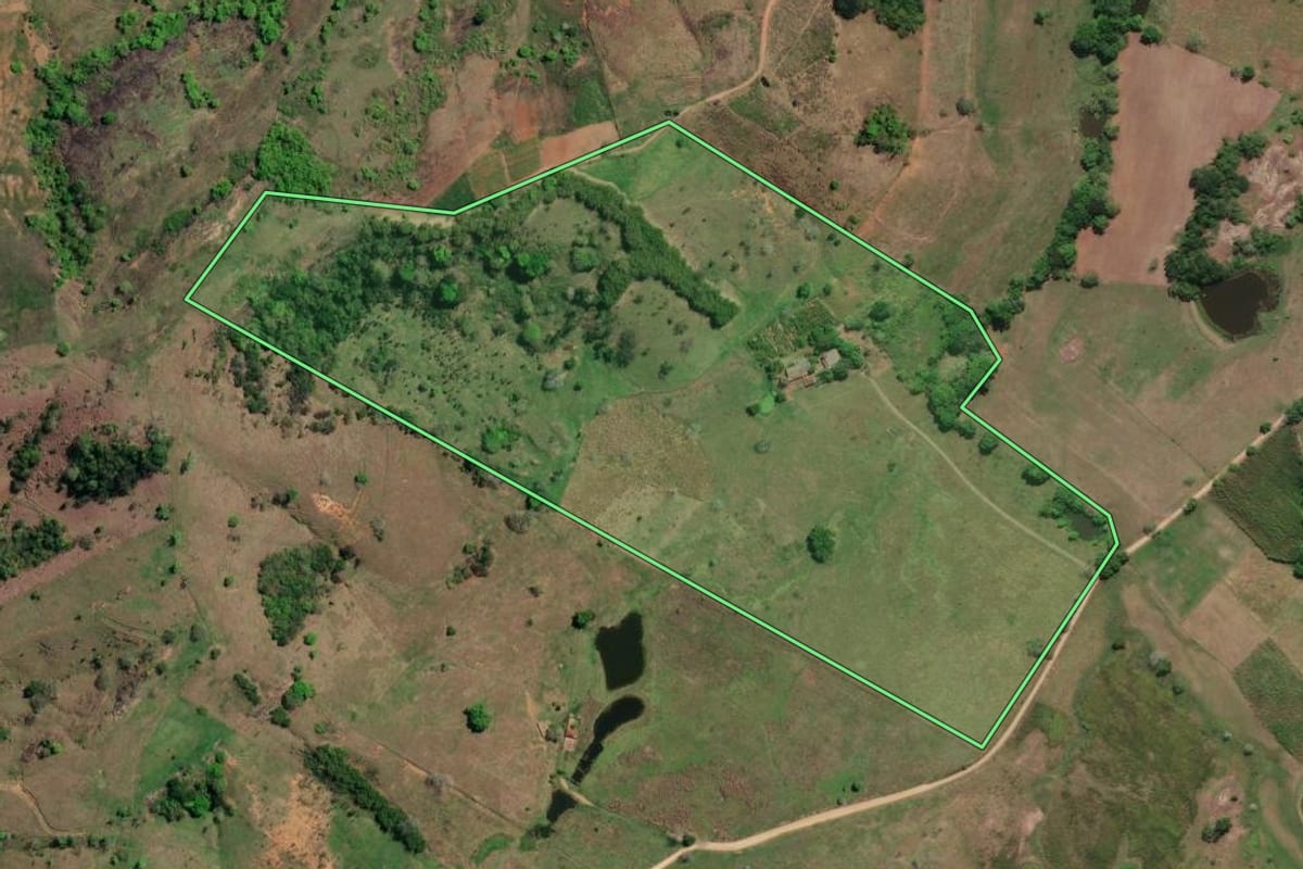 Imagem de satélite do imóvel rural em São José de Ubá (RJ), com o contorno declarado no CAR desenhado por cima.