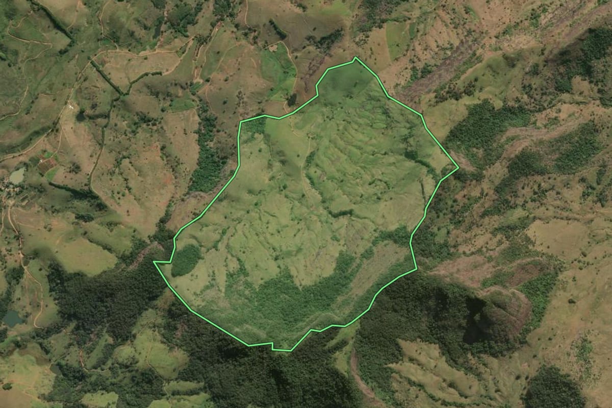 Imagem de satélite do imóvel rural em São José de Ubá (RJ), com o contorno declarado no CAR desenhado por cima.