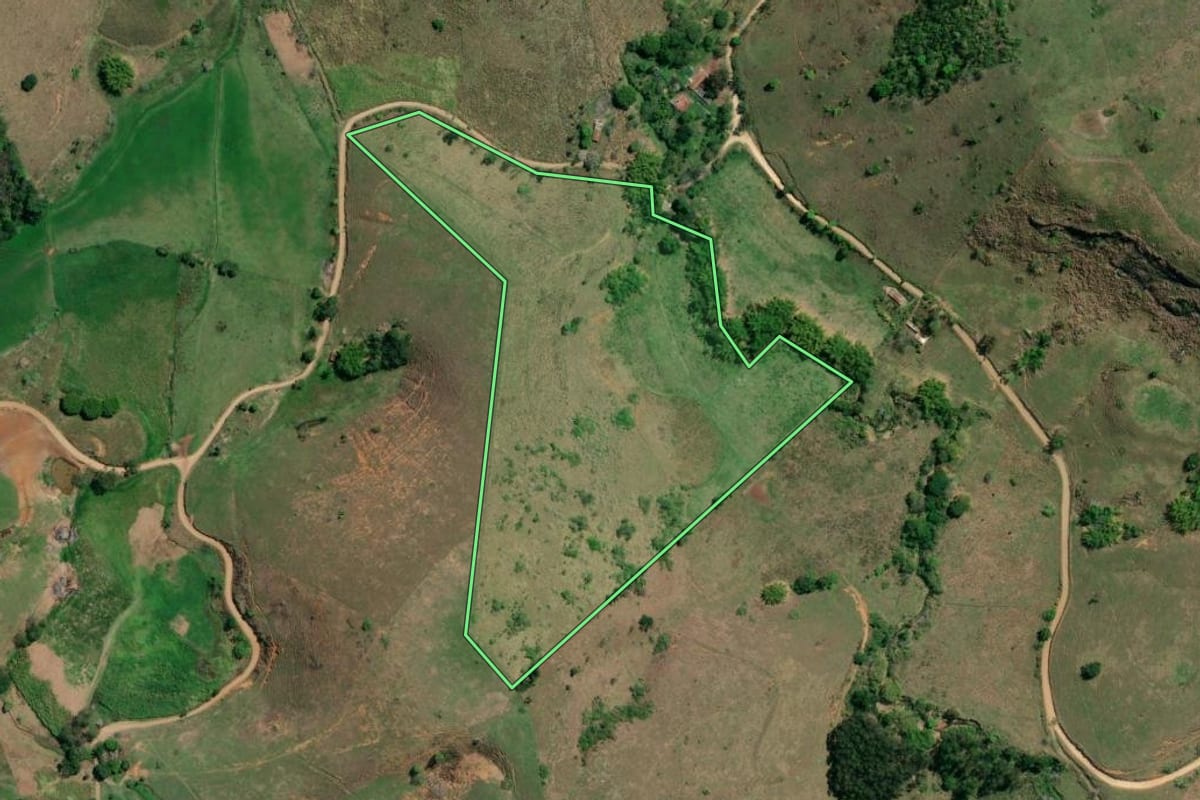 Imagem de satélite do imóvel rural em São José de Ubá (RJ), com o contorno declarado no CAR desenhado por cima.