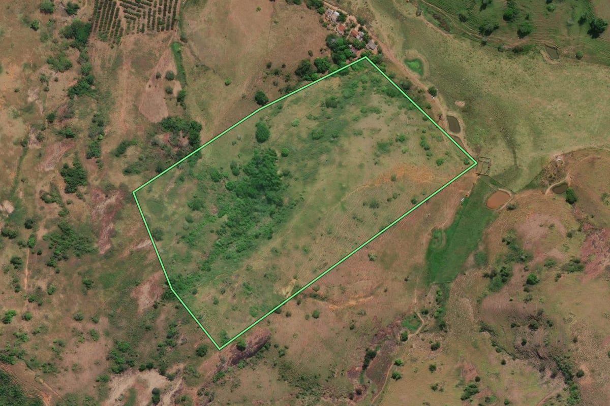 Imagem de satélite do imóvel rural em São José de Ubá (RJ), com o contorno declarado no CAR desenhado por cima.