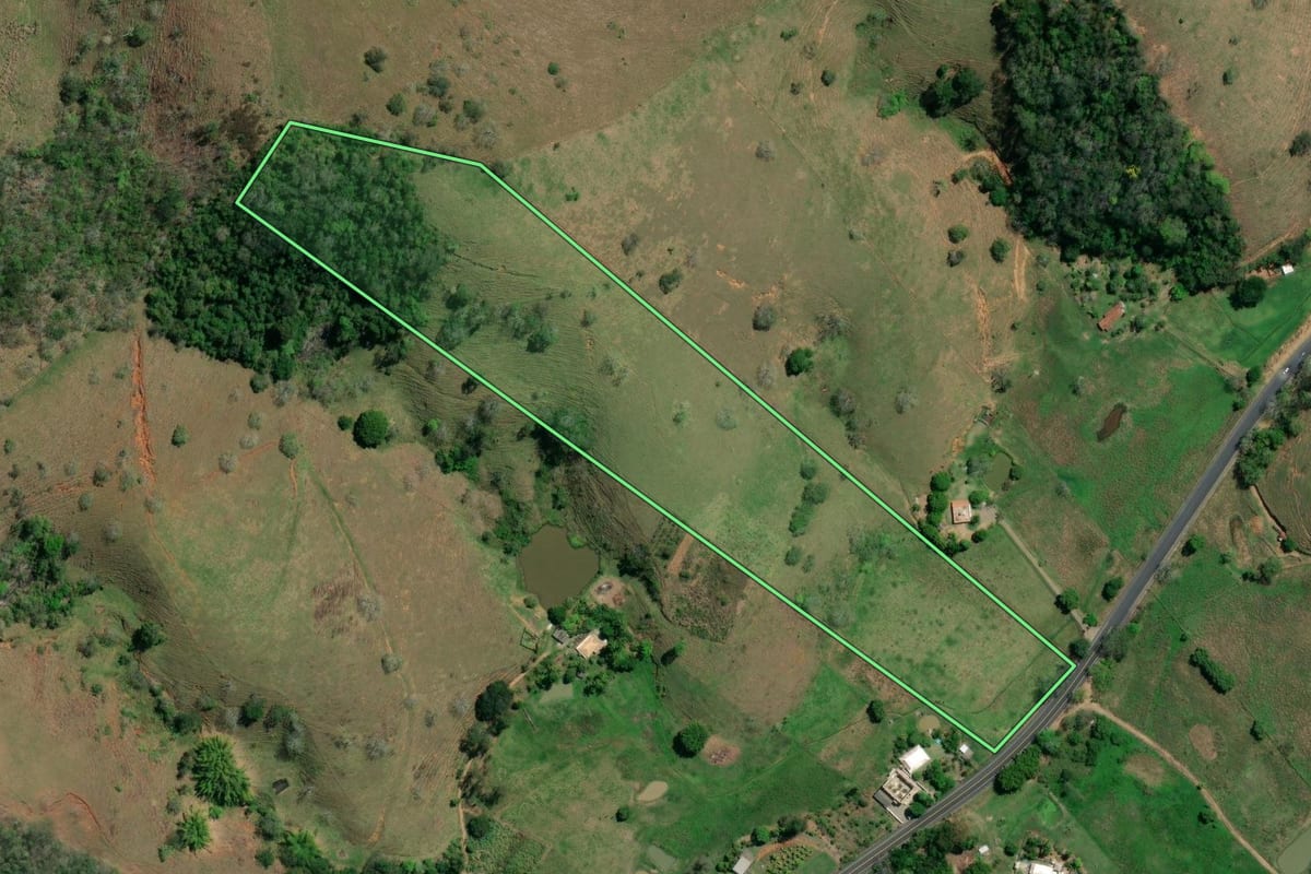 Imagem de satélite do imóvel rural em São José de Ubá (RJ), com o contorno declarado no CAR desenhado por cima.