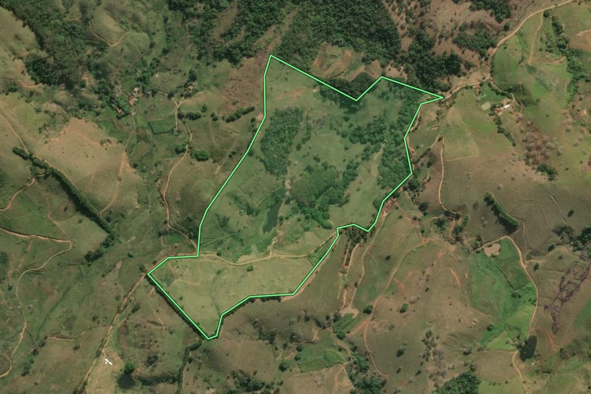 Imagem de satélite do imóvel rural em São José de Ubá (RJ), com o contorno declarado no CAR desenhado por cima.