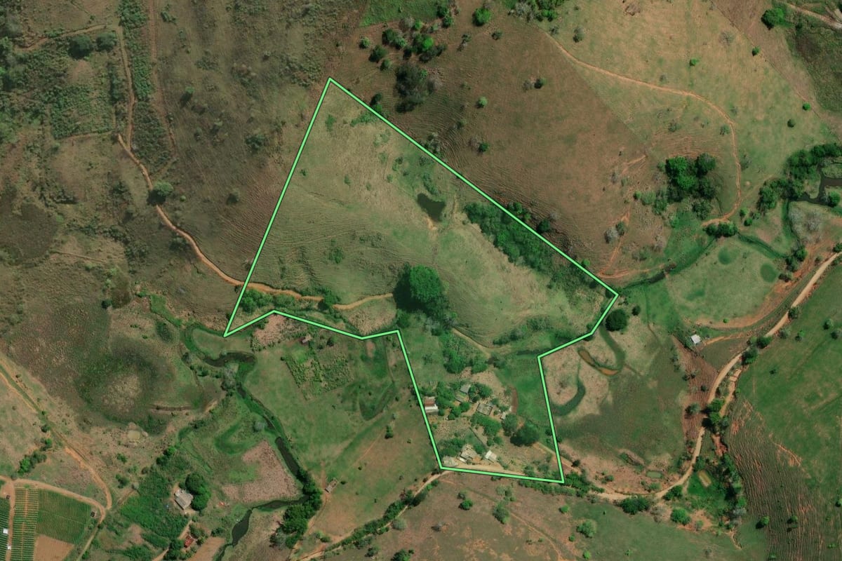Imagem de satélite do imóvel rural em São José de Ubá (RJ), com o contorno declarado no CAR desenhado por cima.