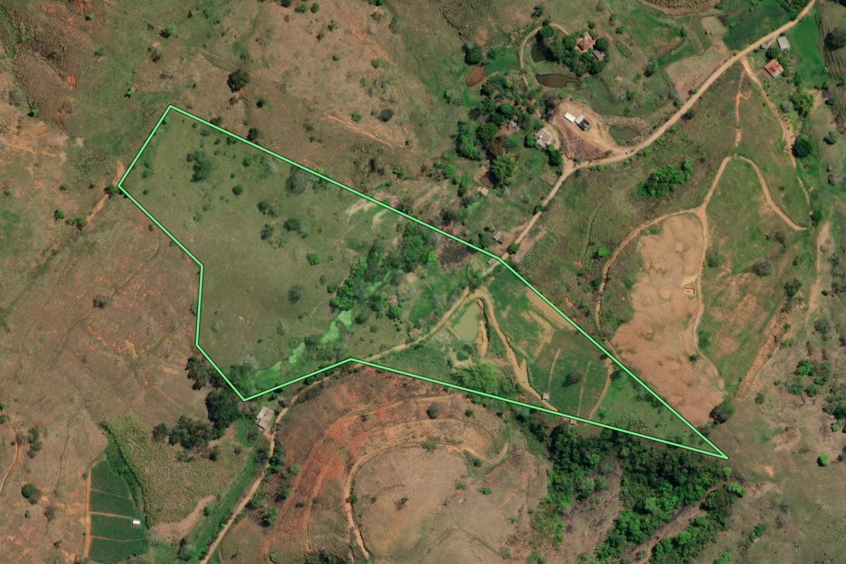 Imagem de satélite do imóvel rural em São José de Ubá (RJ), com o contorno declarado no CAR desenhado por cima.