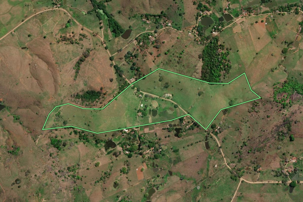 Imagem de satélite do imóvel rural em São José de Ubá (RJ), com o contorno declarado no CAR desenhado por cima.