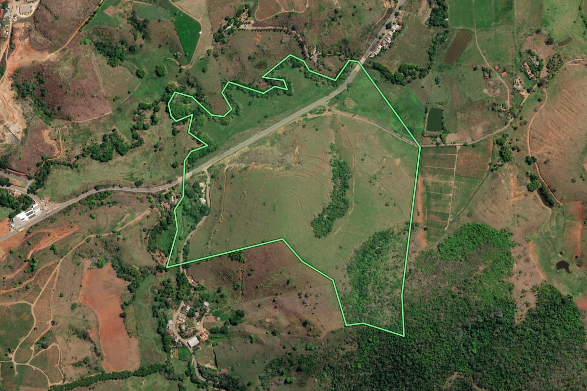 Imagem de satélite do imóvel rural em São José de Ubá (RJ), com o contorno declarado no CAR desenhado por cima.