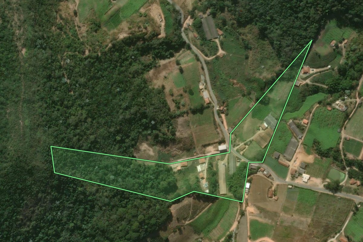 Imagem de satélite do imóvel rural em São José do Vale do Rio Preto (RJ), com o contorno declarado no CAR desenhado por cima.