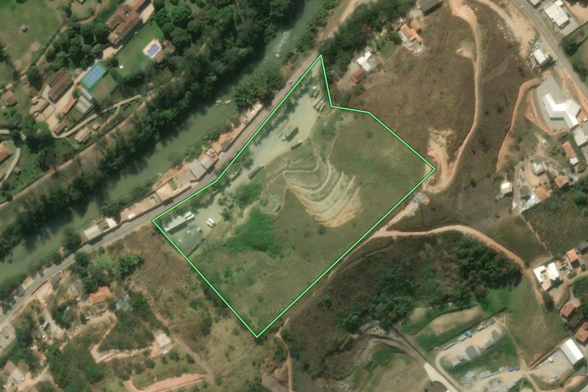 Imagem de satélite do imóvel rural em São José do Vale do Rio Preto (RJ), com o contorno declarado no CAR desenhado por cima.