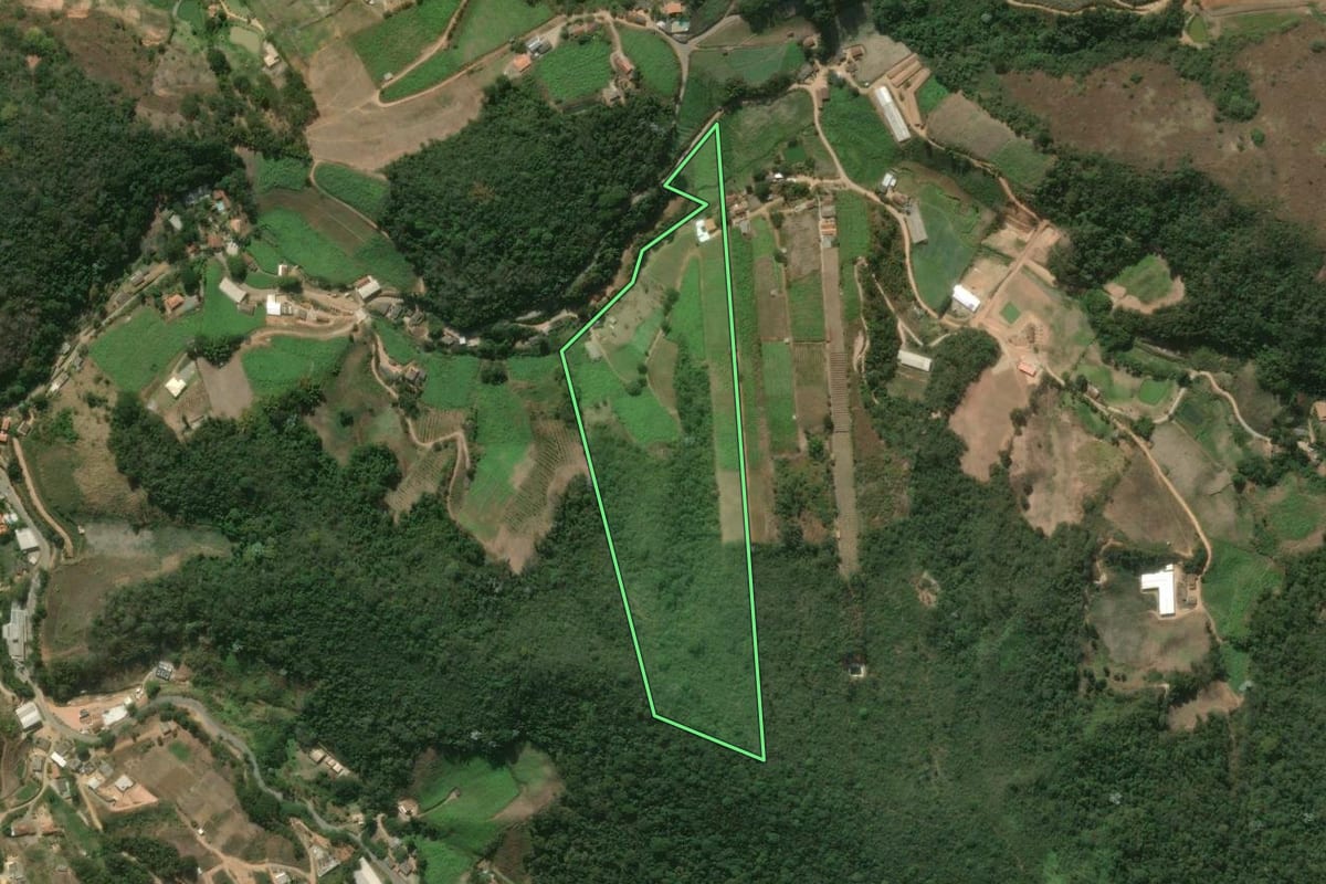 Imagem de satélite do imóvel rural em São José do Vale do Rio Preto (RJ), com o contorno declarado no CAR desenhado por cima.