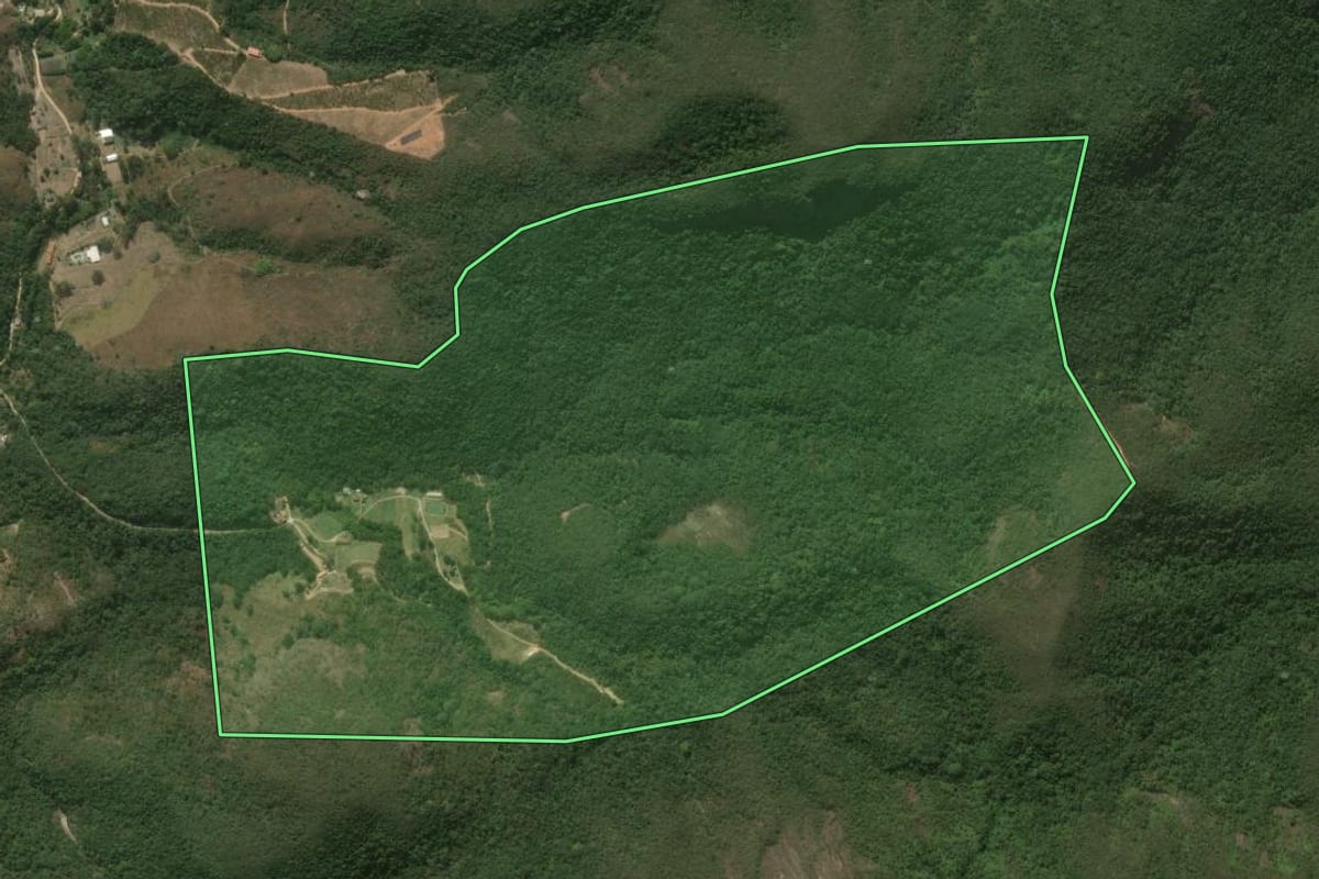 Imagem de satélite do imóvel rural em São José do Vale do Rio Preto (RJ), com o contorno declarado no CAR desenhado por cima.