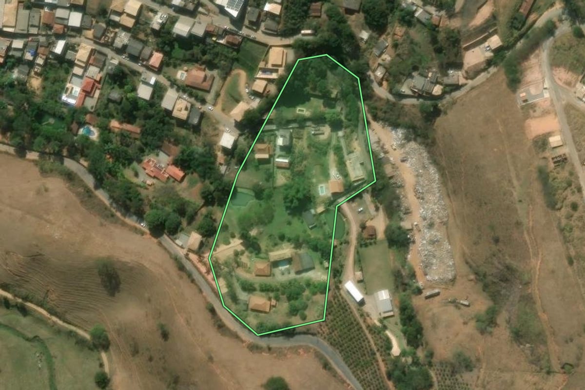 Imagem de satélite do imóvel rural em São José do Vale do Rio Preto (RJ), com o contorno declarado no CAR desenhado por cima.