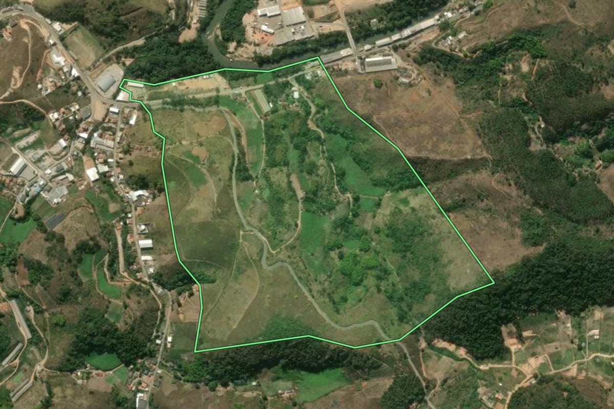 Imagem de satélite do imóvel rural em São José do Vale do Rio Preto (RJ), com o contorno declarado no CAR desenhado por cima.