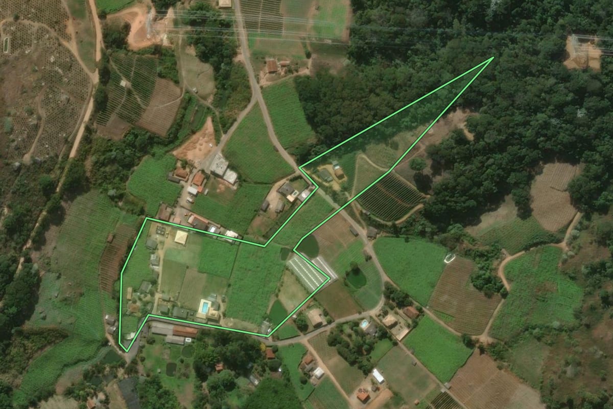 Imagem de satélite do imóvel rural em São José do Vale do Rio Preto (RJ), com o contorno declarado no CAR desenhado por cima.