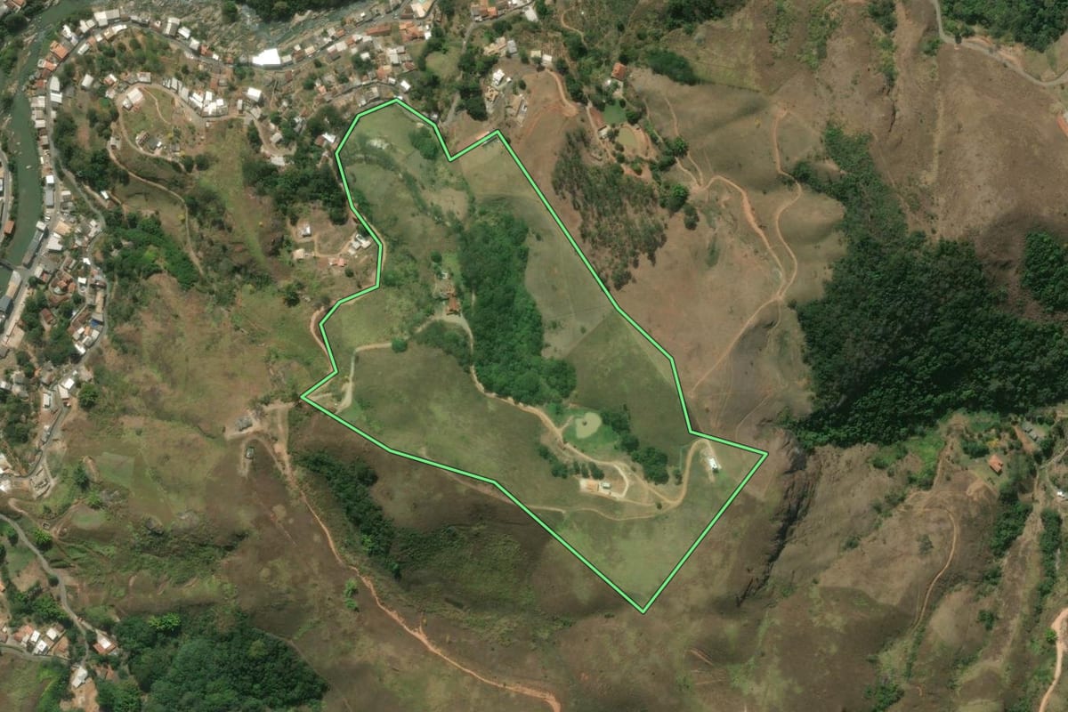 Imagem de satélite do imóvel rural em São José do Vale do Rio Preto (RJ), com o contorno declarado no CAR desenhado por cima.