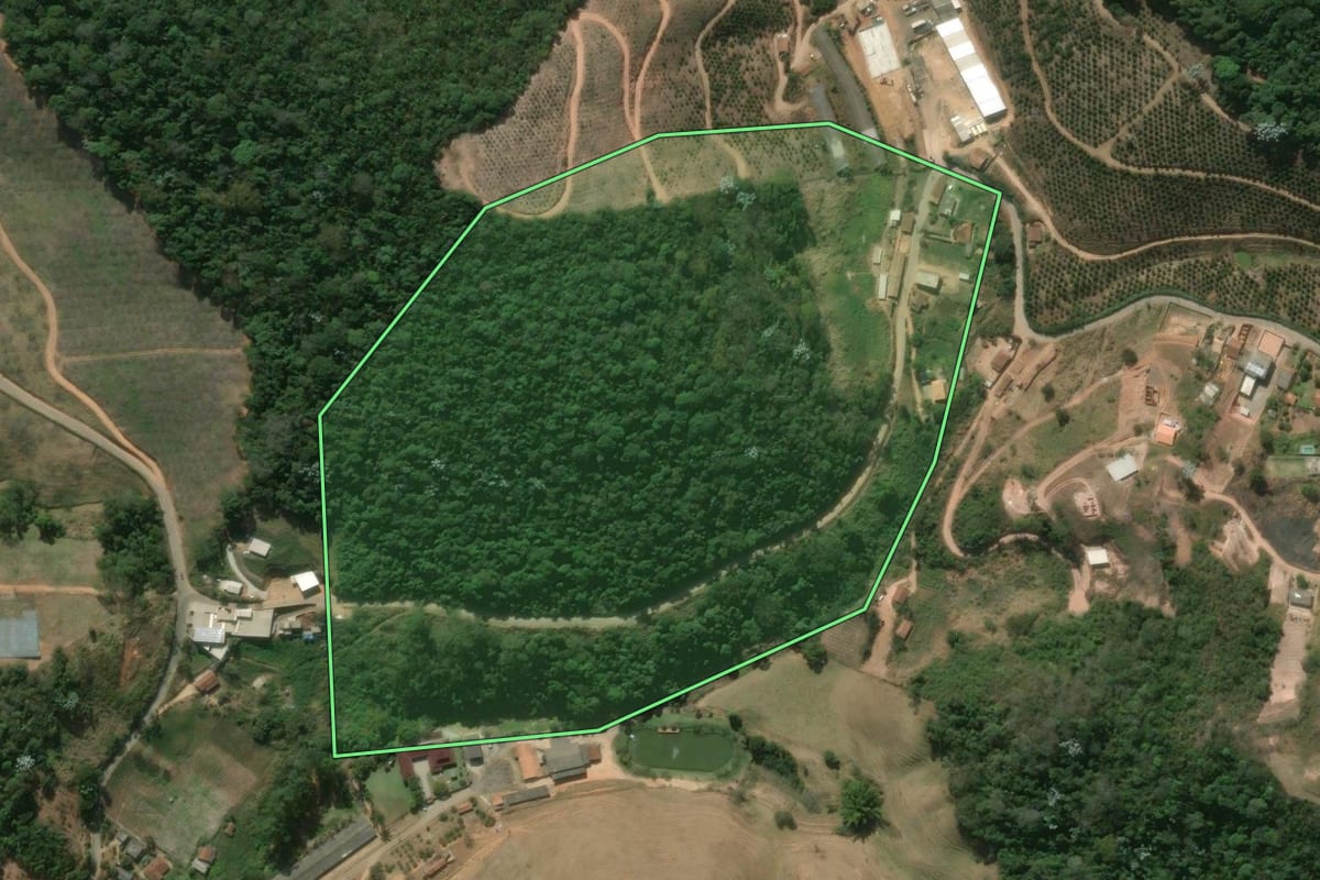Imagem de satélite do imóvel rural em São José do Vale do Rio Preto (RJ), com o contorno declarado no CAR desenhado por cima.