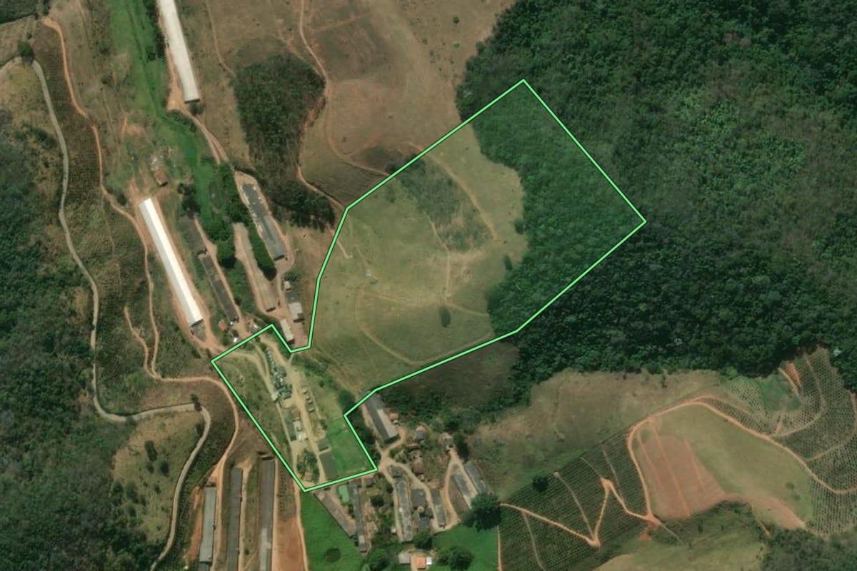 Imagem de satélite do imóvel rural em São José do Vale do Rio Preto (RJ), com o contorno declarado no CAR desenhado por cima.