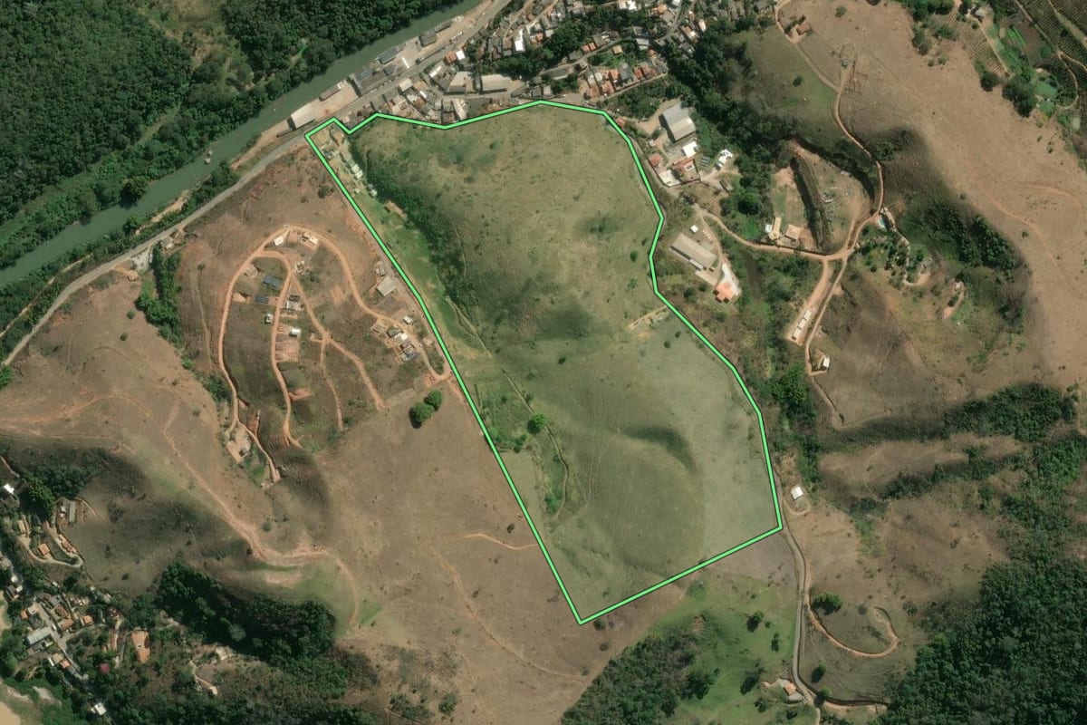 Imagem de satélite do imóvel rural em São José do Vale do Rio Preto (RJ), com o contorno declarado no CAR desenhado por cima.