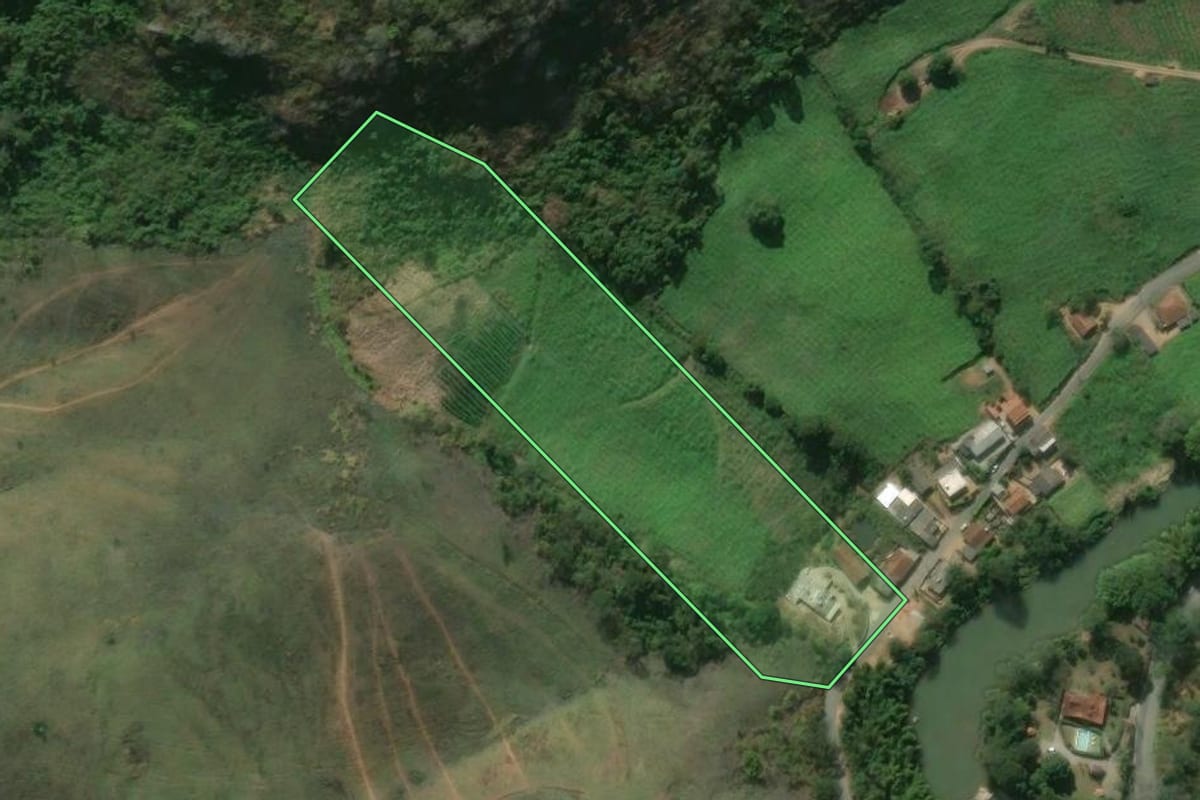 Imagem de satélite do imóvel rural em São José do Vale do Rio Preto (RJ), com o contorno declarado no CAR desenhado por cima.