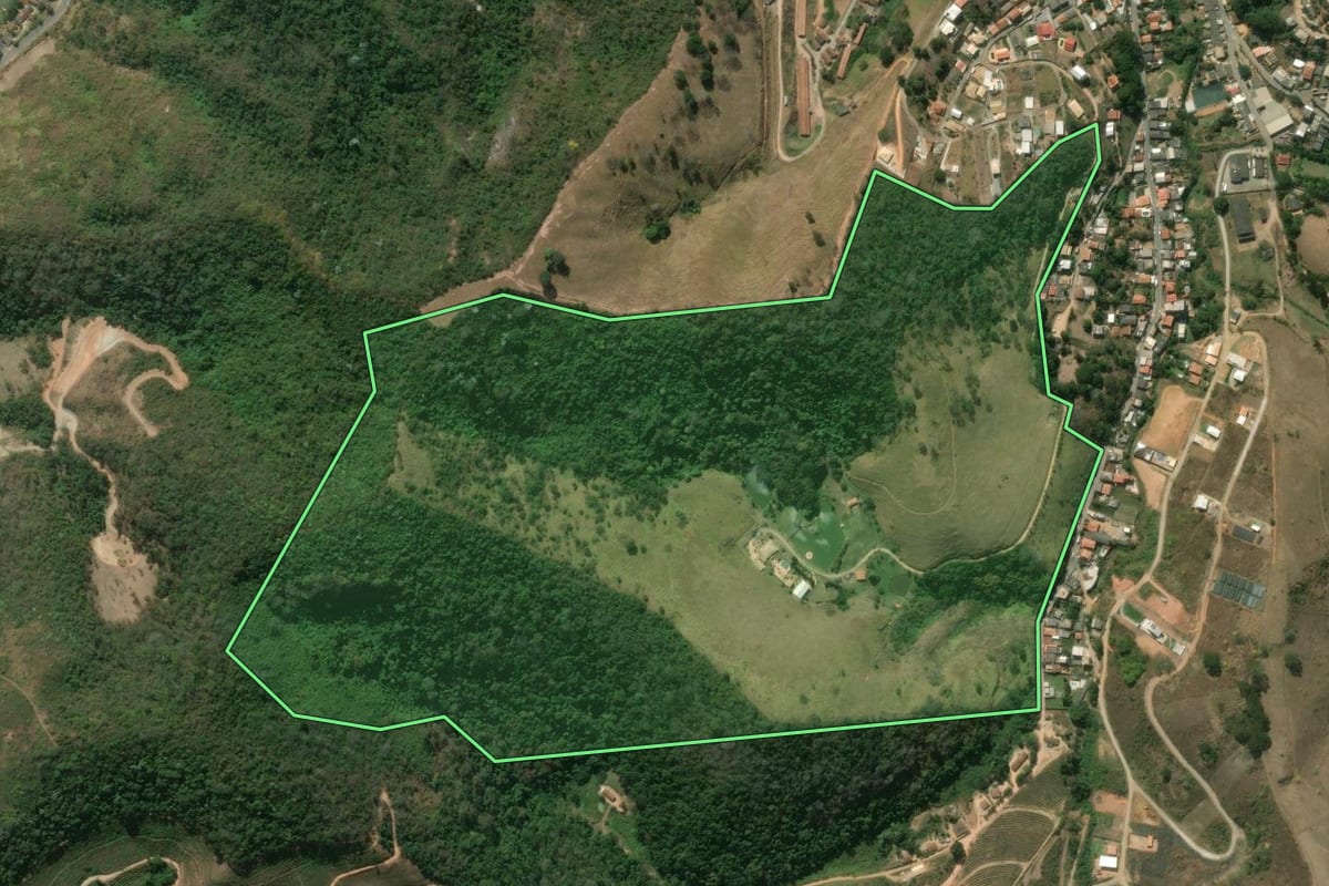 Imagem de satélite do imóvel rural em São José do Vale do Rio Preto (RJ), com o contorno declarado no CAR desenhado por cima.