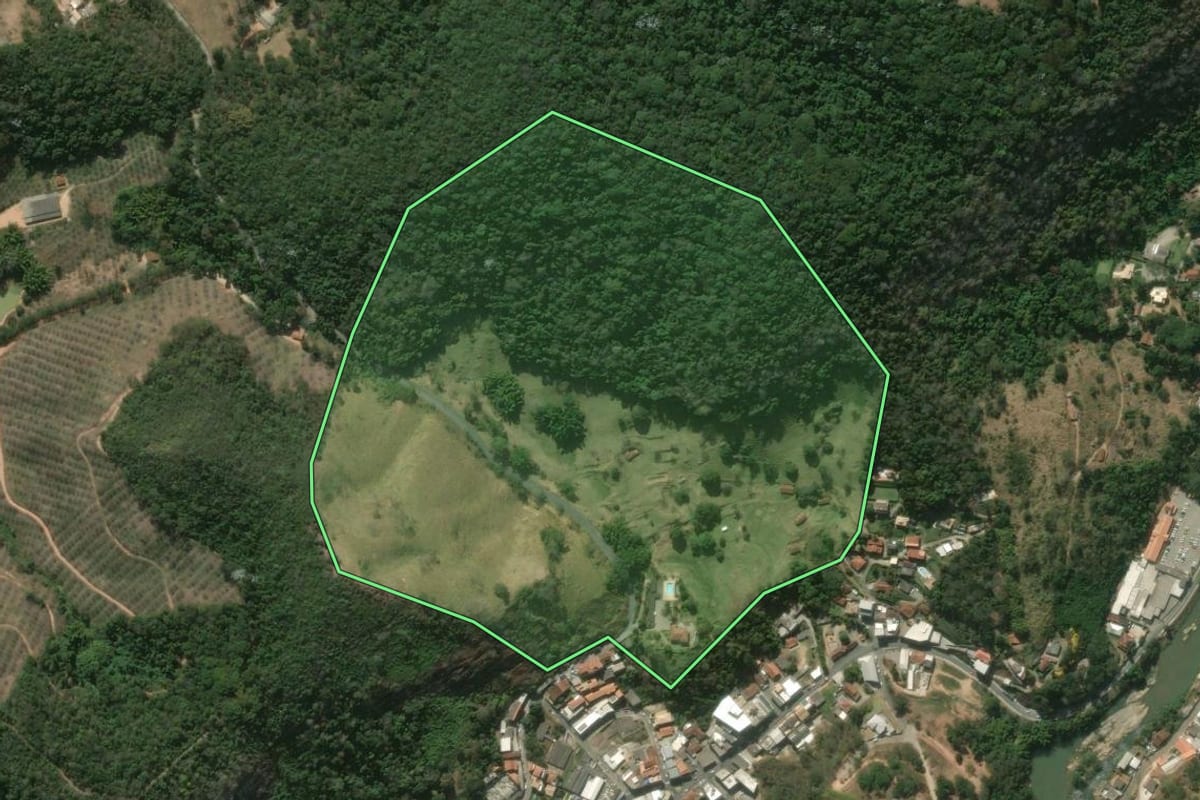 Imagem de satélite do imóvel rural em São José do Vale do Rio Preto (RJ), com o contorno declarado no CAR desenhado por cima.