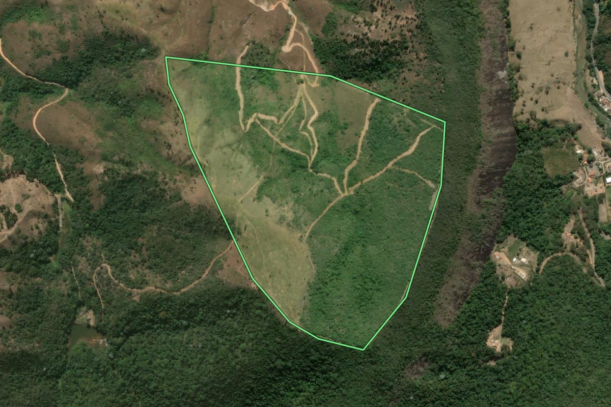 Imagem de satélite do imóvel rural em São José do Vale do Rio Preto (RJ), com o contorno declarado no CAR desenhado por cima.