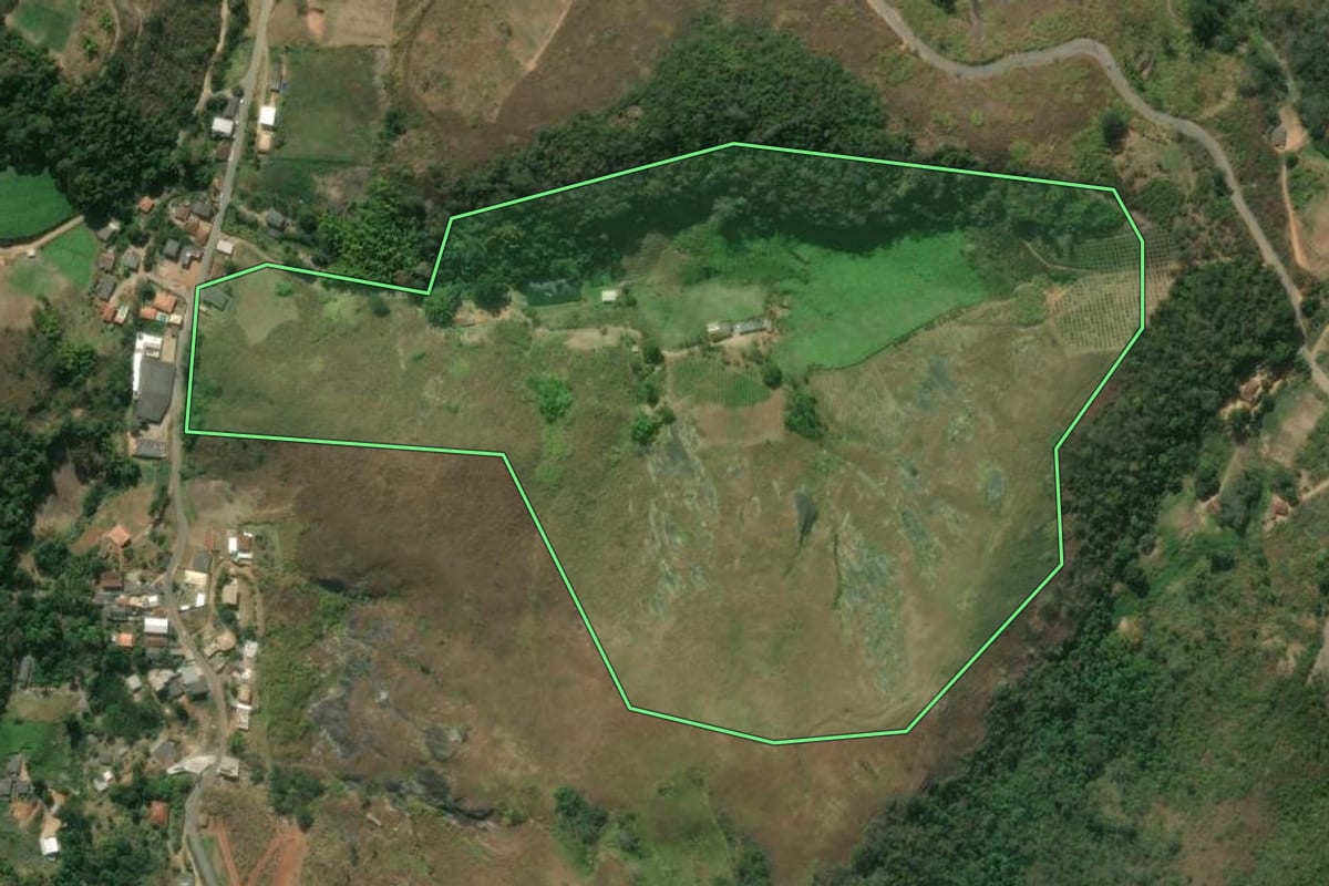 Imagem de satélite do imóvel rural em São José do Vale do Rio Preto (RJ), com o contorno declarado no CAR desenhado por cima.