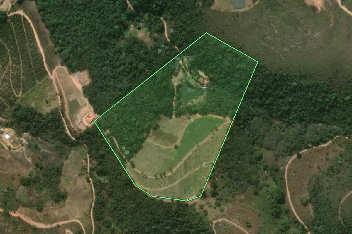 Imagem de satélite do imóvel rural em São José do Vale do Rio Preto (RJ), com o contorno declarado no CAR desenhado por cima.