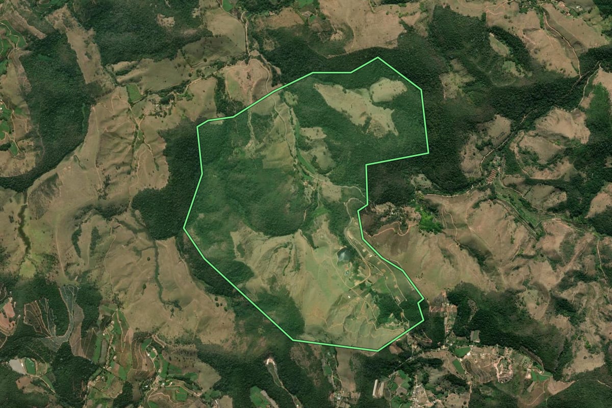 Imagem de satélite do imóvel rural em São José do Vale do Rio Preto (RJ), com o contorno declarado no CAR desenhado por cima.
