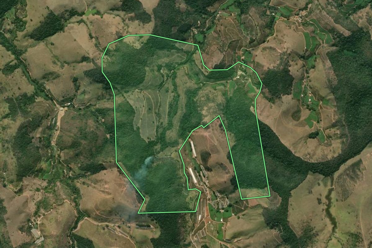 Imagem de satélite do imóvel rural em São José do Vale do Rio Preto (RJ), com o contorno declarado no CAR desenhado por cima.