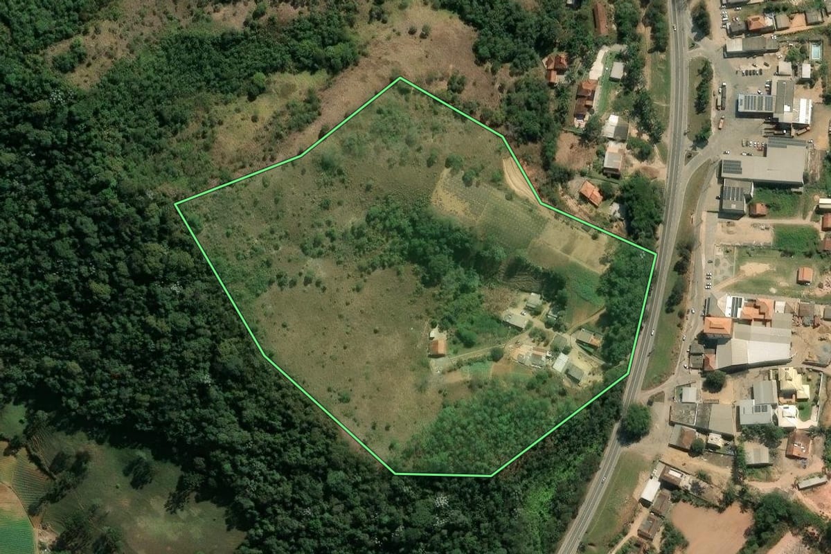 Imagem de satélite do imóvel rural em São José do Vale do Rio Preto (RJ), com o contorno declarado no CAR desenhado por cima.