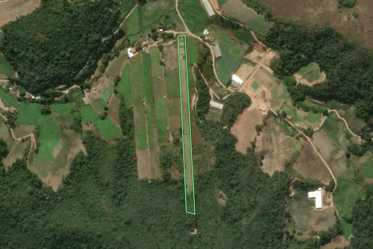 Imagem de satélite do imóvel rural em São José do Vale do Rio Preto (RJ), com o contorno declarado no CAR desenhado por cima.