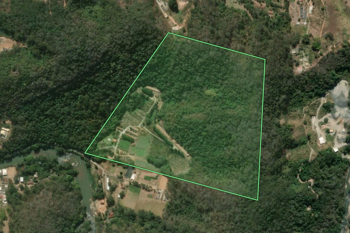 Imagem de satélite do imóvel rural em São José do Vale do Rio Preto (RJ), com o contorno declarado no CAR desenhado por cima.